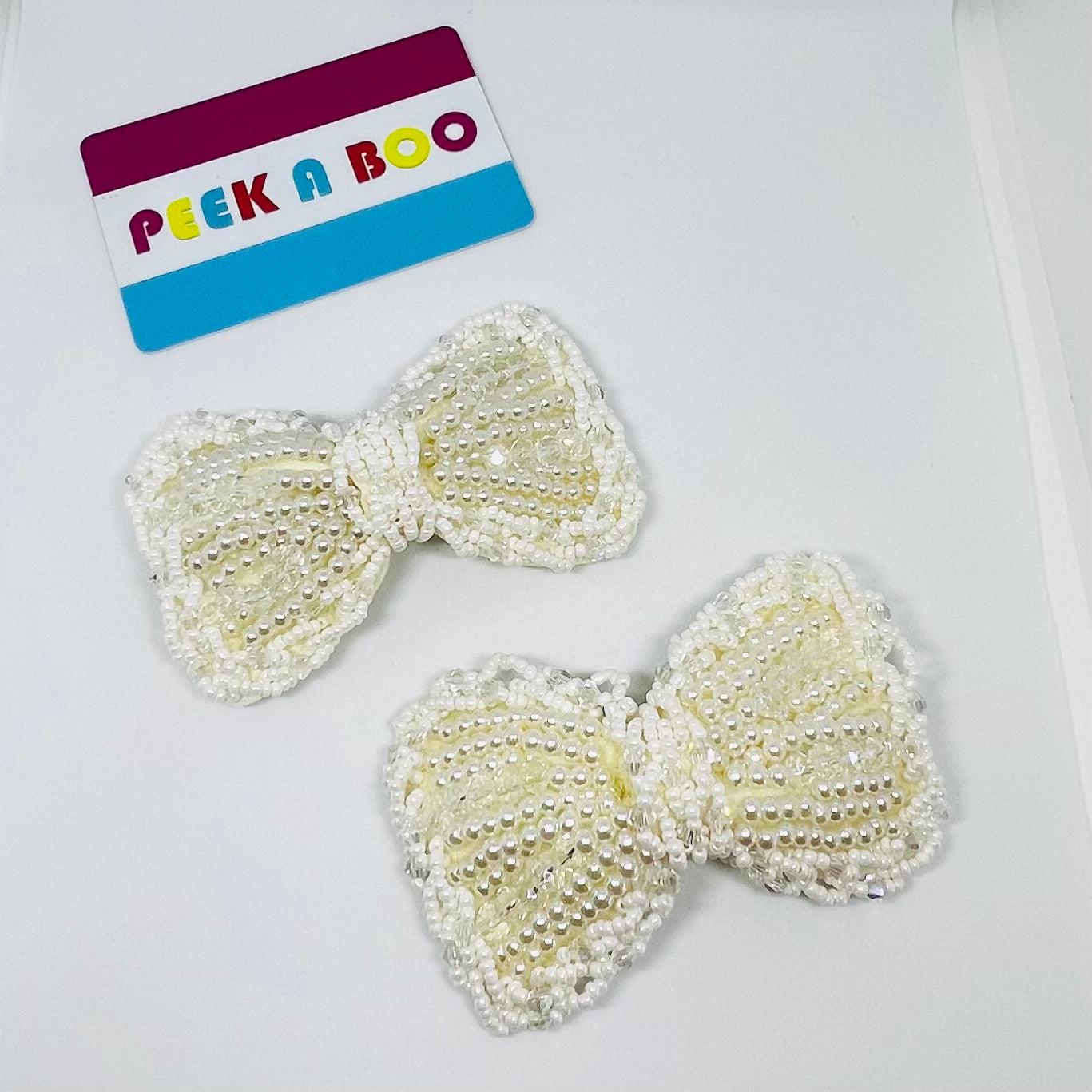 Lazo blanco con canutillos y perlas PEEK A BOO