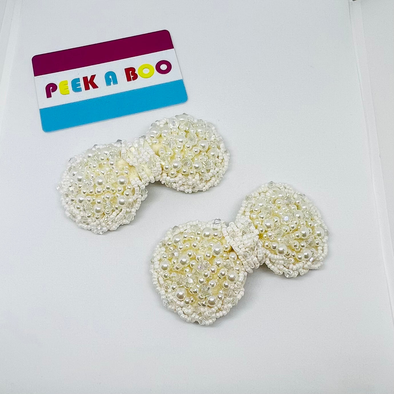 Lazo con perlas y canutillos PEEK A BOO